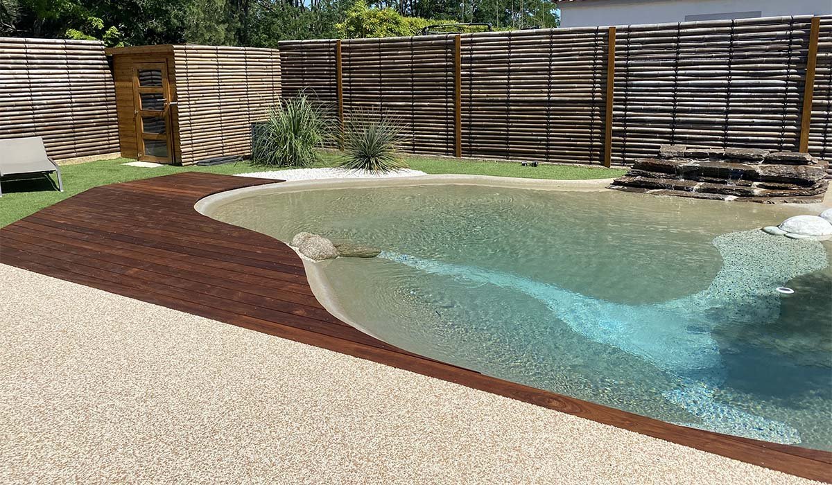 Contour de piscine en moquette de pierre